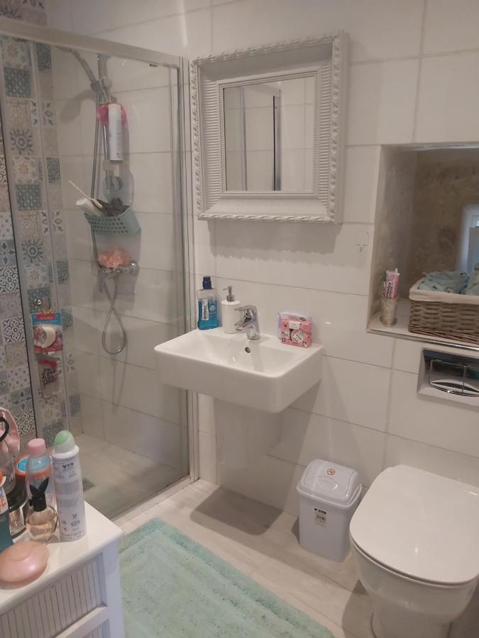 One Bedroom Apartment Кормі Екстер'єр фото